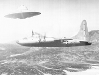 Американский бомбардировщик B-32 Dominator и «летающая тарелка» Haunebu, 130KB